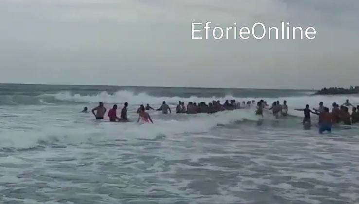Lanţ uman pentru salvarea a două fete la Eforie Nord (VIDEO)