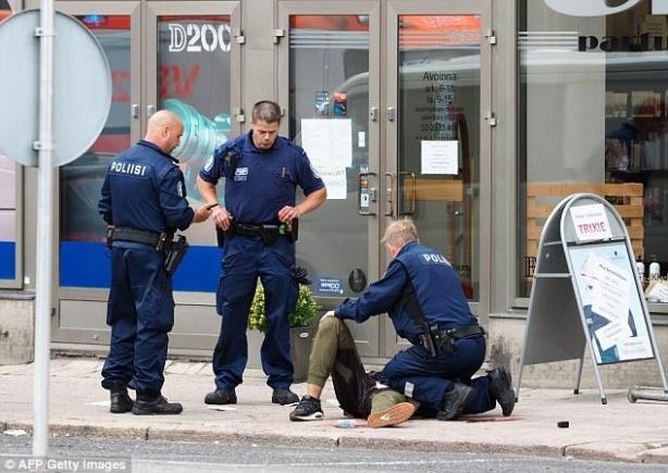 Mărturia unui bărbat rănit în atentatul din Finlanda: 'O femeie a murit în braţele mele în timp ce eram înjunghiat'