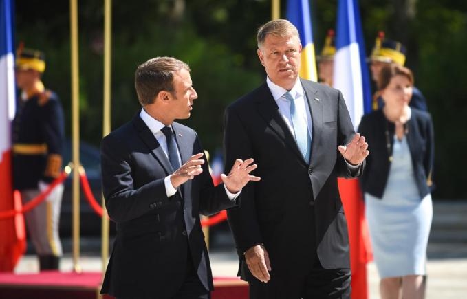 Body language, mesajele non-verbale transmise de Macron în timpul vizitei din România (VIDEO)
