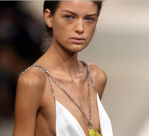 Greii modei franceze renunţă la modelele anorexice şi minore
