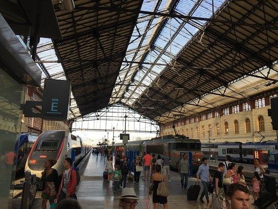 UPDATE. Două persoane înjunghiate mortal într-o gară din Marsilia