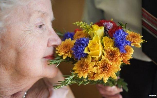 Maladia Alzheimer: Mai întâi alterarea mirosului și apoi pierderea memoriei!