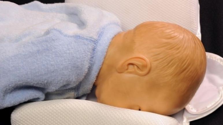 Avertismente de deces pentru pernele folosite la poziţionarea bebeluşilor (VIDEO)