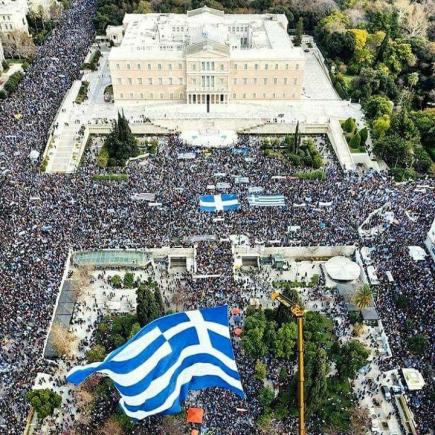 Sute de mii de oameni au strigat la Atena: "Jos mâinile de pe Macedonia!". Mikis Theodorakis a cerut referendum