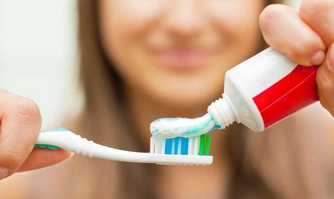 Ar trebui umezită periuţa înainte de a ne spăla pe dinţi? Sfatul experţilor