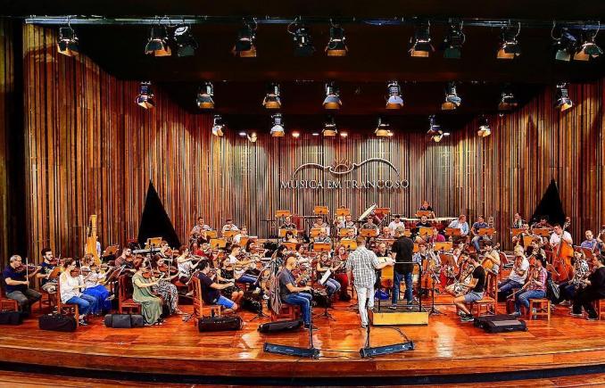 Pentru prima dată în România o orchestră simfonică își prezintă stagiunea într-o sală de cinema
