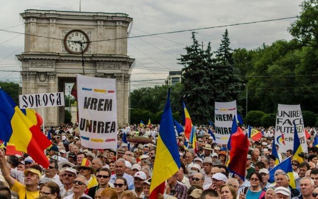 Majoritatea cetăţenilor moldoveni se opun unirii cu România şi intrării în NATO