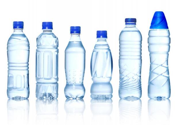 Apa îmbuteliată de companii celebre, contaminată cu particule de plastic