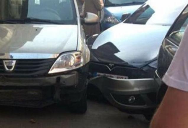 O mașină Tesla scăpată de sub control, oprită de o Dacia Logan taman la Bruxelles