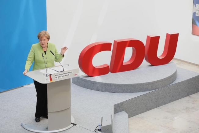 Fotoliul lui Merkel e zguduit de aliații la guvernare. Ministrul de Interne și lider al CSU demisionează din ambele funcții