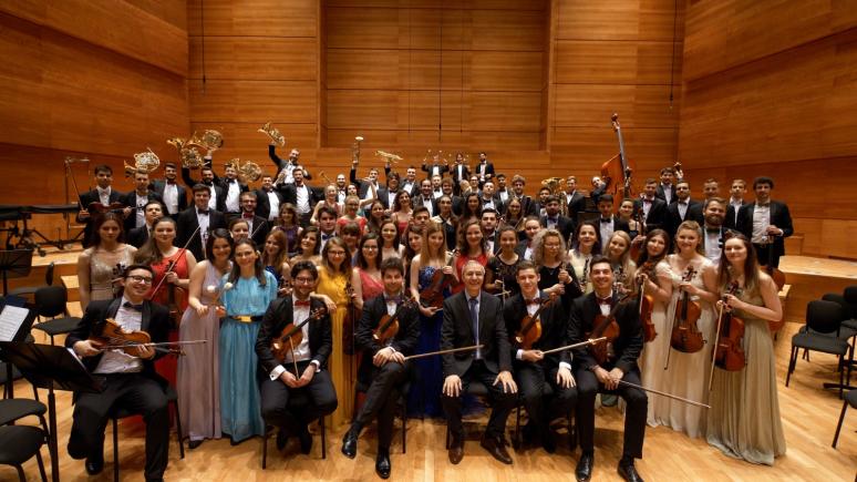 Orchestra Română de Tineret, dirijată de Cristian Mandeal, susţine concerte la Arad și Budapesta