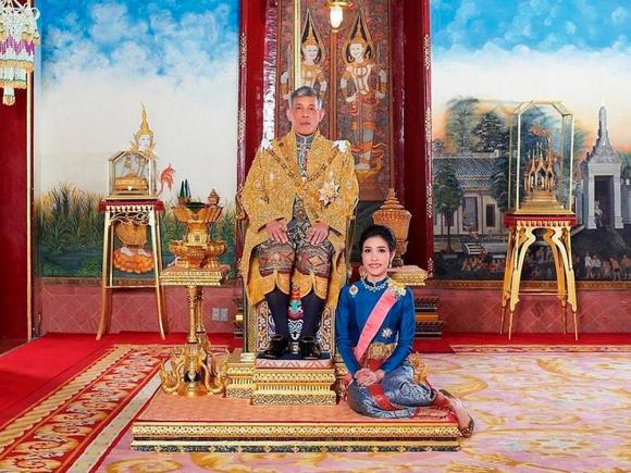 Regele Thailandei i-a retras concubinei toate titlurile regale și militare