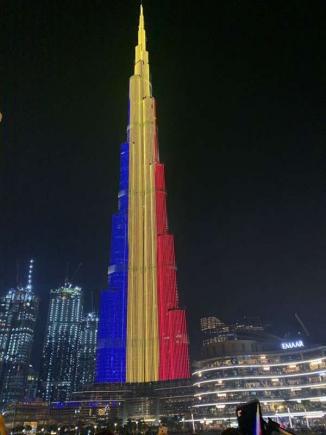 Cea mai înaltă clădire din lume, iluminată în culorile steagului României