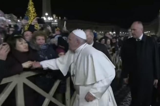 Papa Francisc a lovit mâna unei femei care a încercat să-l tragă spre ea