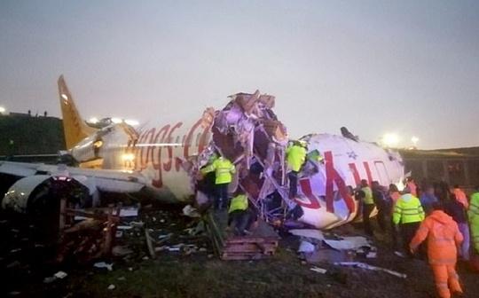 Un avion al companiei Pegasus s-a rupt în trei şi a luat foc după ce a ieşit de pe pista de aterizare