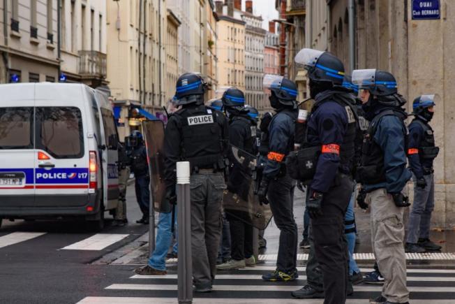 Aproape 10.000 de polițiști și jandarmi, mobilizați în Franța, înaintea meciului din semifinale cu Maroc