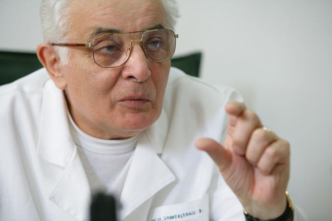 La mulți ani, Prof, Dr. Dorin Sarafoleanu! Un medic dorit de oricare clinică din lume, însă a rămas să vindece aici