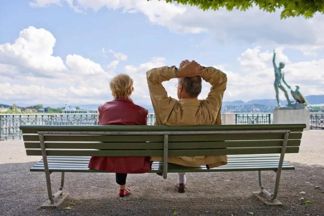 Elvețienii au refuzat pensionarea la 66 de ani... și își acordă o a 13 pensie pe an