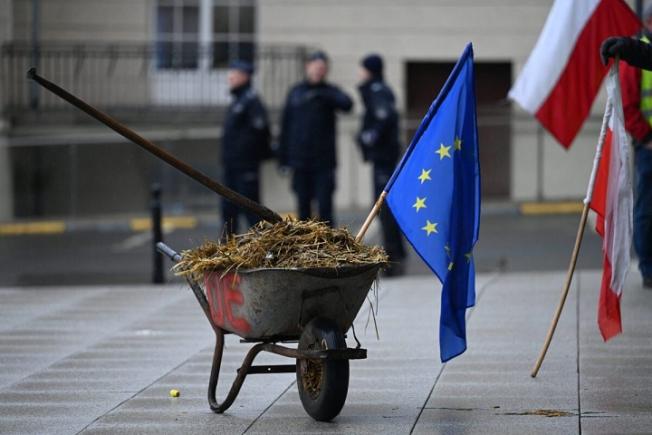 Polonia negociaza cu UE scutiri de la reglementarile de mediu pentru fermierii polonezi