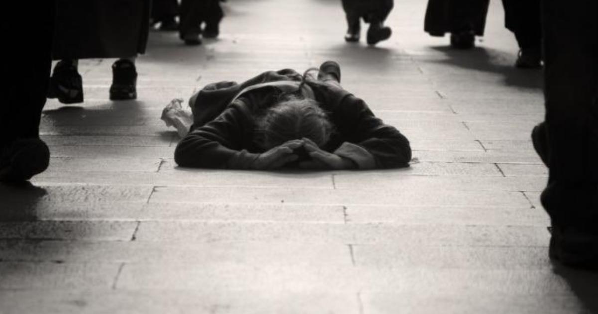 Paris: fotograful René Robert moare în mijlocul străzii în indiferența trecătorilor