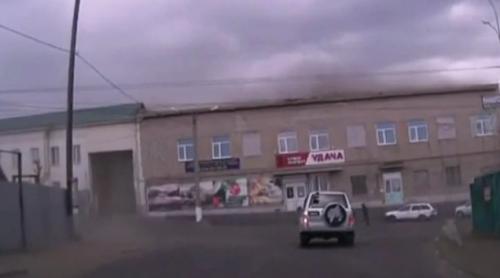 Au și rușii uraganele lor. Acoperișul unei clădiri este luat pe sus (VIDEO)