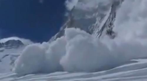 SCENĂ APOCALIPTICĂ pe Everest! Avalanșa declanșată de unda seismică, surprinsă de camerele video