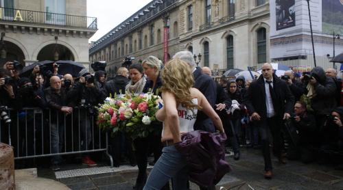 Cu sânii goi, împotriva extremismului. Militantele FEMEN au făcut circ la Paris (VIDEO)