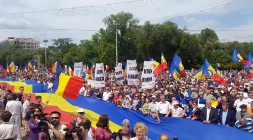 Peste 25.000 de oameni au ieșit în stradă la Chișinău pentru a cere UNIREA (VIDEO) 