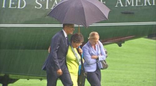 De ce nu dă Obama cu umbrela de pământ? Pentru că este educat! (VIDEO)