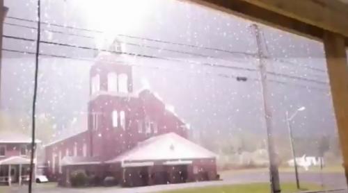 (VIDEO) Momentul dramatic în care o BISERICĂ este lovită de fulger. În ACEEAȘI ZI și ACELAȘI LOC ca anul trecut