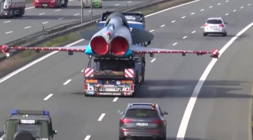Autostradă din Germania, blocată de un Eurofighter! Reacția șoferilor care circulau în spatele avionului supersonic (VIDEO)