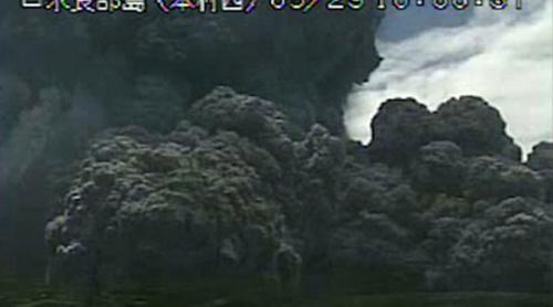 Erupție SPECTACULOASĂ pe muntele Shindake, în sudul Japoniei. Insula Kuchinoerabu a fost evacuată (VIDEO)