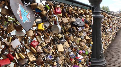 Unul dintre simbolurile iubirii din Paris va dispărea pentru totdeauna