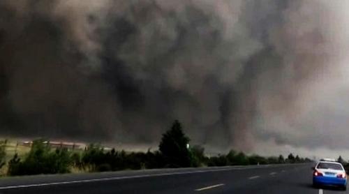 Tornadă GIGANTICĂ în nord-estul Chinei! Imaginile dezastrului, difuzate de televiziunile locale (VIDEO)