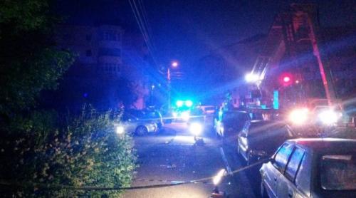 O tânără din Bacău a căzut, goală, de la etajul patru în condiții suspecte. Iubitul ei s-a baricadat în apartament 
