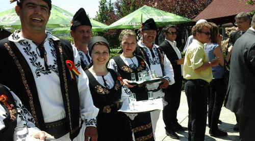 Elveţienii din Laussane, încântaţi de obiceiurile şi tradiţiile româneşti 