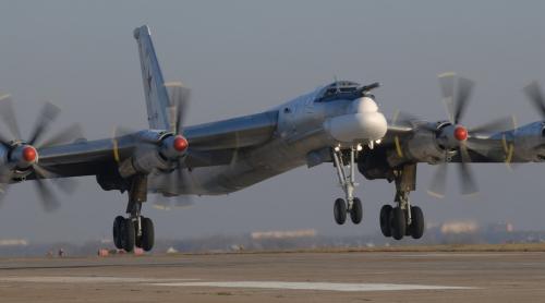 TRAGEDIE AVIATICĂ în Rusia. Pilotul unui bombardier strategic Tu-95 a MURIT, după ce motorul aparatului a luat foc la decolare