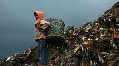 Are mărimea a 30 de terenuri de fotbal! Cum arată CEA MAI MARE groapă ilegală de gunoi din Europa (VIDEO)