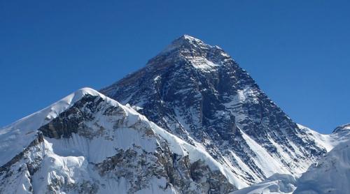 Muntele Everest se mută!