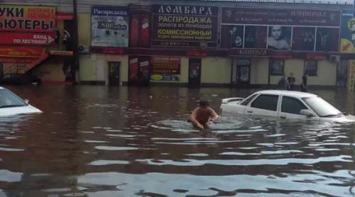Inundații în Rusia! Oameni înotând printre mașini pe străzile unui mare oraș! (VIDEO)