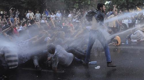 PROTESTE VIOLENTE în Armenia. <br />Poliţia a bătut jurnalişti, a reţinut sute de persoane și a dat ULTIMATUM - LIVE VIDEO