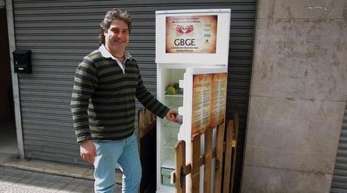 „Frigiderul solidarităţii”. Locuitorii unui orășel din Spania au găsit o metodă pentru a reduce risipa de alimente