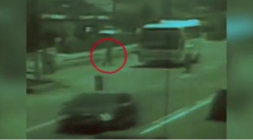 Accident TERIBIL la Constanța. Un bătrân a murit după ce microbuzul în care încerca să se urce l-a călcat pe cap (VIDEO)