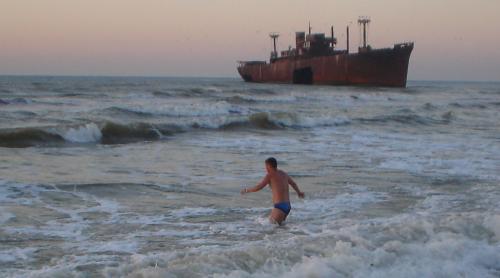 Un nudist a murit înecat, la Costineşti. Bărbatul băuse bine înainte să intre în apă