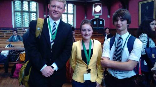 O adolescentă de 15 ani a obținut medalia de aur pentru România la competiția de dezbateri de la Oxford