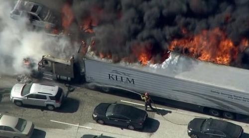 Incendiu DEVASTATOR în California. 20 de mașini ard pe o autostradă ce leagă Los Angeles de Las Vegas (VIDEO)