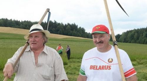 Scenă INEDITĂ în Belarus. Președintele Lukașenko l-a învățat pe Gerard Depardieu să cosească iarbă! (VIDEO)