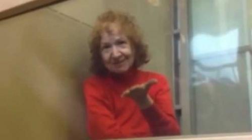 Bunicuță de 67 de ani, CRIMINALUL ÎN SERIE care trimite săruturi admiratorilor... (VIDEO)