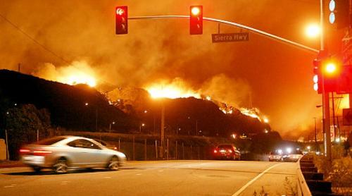 California, un 'butoi cu pulbere'. Pompierii se luptă cu 20 de incendii