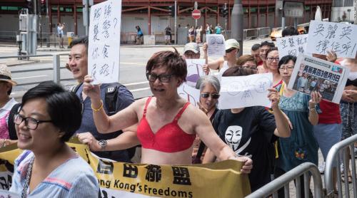 Proteste la Hong-Kong după ce o femeie care a lovit un poliţist cu sânii a fost condamnată